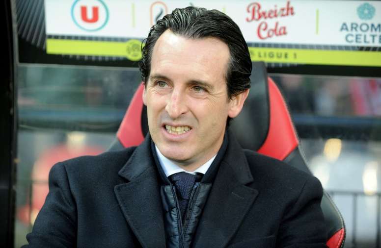 Paris Saint-Germains Spanish headcoach Unai Emery looks on during the French Ligue 1 football match Guingamp against PSG (Paris Saint Germain) December 17, 2016