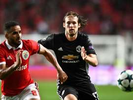 Douglas Pereira et Daley Blind à la lutte en Champions League. AFP