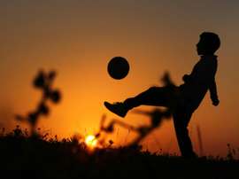Football players under the age of 10 will be banned from heading as part of a series of safety measures aimed at tackling head injuries in the sport, the United States Soccer Federation has announced