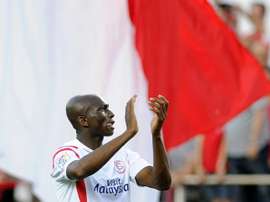 Stéphane M'bia pasó a la historia del Sevilla con su gol en Mestalla. AFP