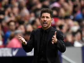 Simeone se esquiva sobre possível chegada de Cavani ao Atlético. AFP