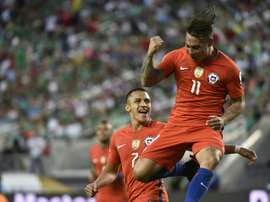 Chiles Eduardo Vargas (R) celebrates after scoring against Mexico. BeSoccer