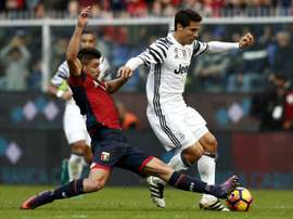 Genoas forward Giovanni Simeone (L) vies for the ball with Juventus Brazilian midfielder Anderson Hernanes during the Italian Serie A football match between Genoa and Juventus on November 27, 2016