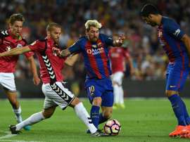 Barcelona y Alavés pugnan por el título. AFP
