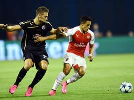 Dinamos Forward Marko Pjaca (L) vies for the ball with Arsenal forward Alexis Sanches during the UEFA Champions League Group F football match at Maksimir Stadium in Zagreb, on September 16, 2015