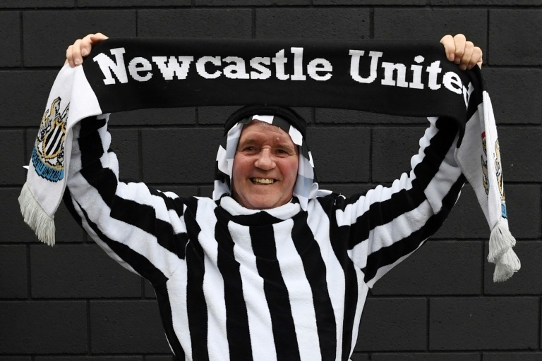 La afición del Newcastle se disfrazó de árabe con paños de cocina en la cabeza
