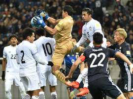 Thailands goalkeeper Kawin Thamsatchanan (C) cuts out a pass during their Group B World Cup 2018