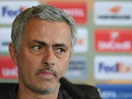 Suspensão de Fellaini deixa apenas dois meias para Mourinho: Carrick e Ander Herrera. AFP