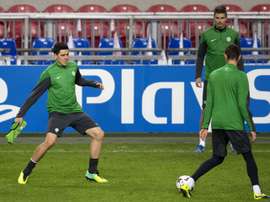 Celtics Australian midfielder Tom Rogic (L), seen training with teammates in Amsterdam