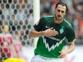 Portuguese international striker Hugo Almeida has signed for struggling German club Hannover 96 from Russian side Anzhi Makhachkala, the Bundesliga outfit announces