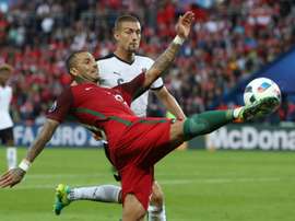 L'international autrichien Stefan Ilsanke à la lutte avec Ricardo Quaresma lors de l'Euro. AFP