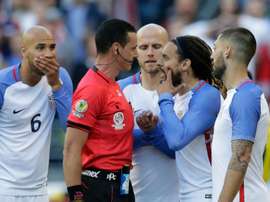 Colombian referee Wilmar Roldan expels USAs Jermaine Jones (2-R) during the Copa America Centenario football tournament quarterfinal match against Ecuador, in Seattle, Washington on June 16, 2016