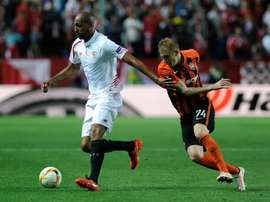Sevillas midfielder Steven NZonzi (L) vies with Shakhtar Donetsks midfielder Viktor Kovalenko during the UEFA Europa League semi-final second leg football match in Sevilla on May 5, 2016