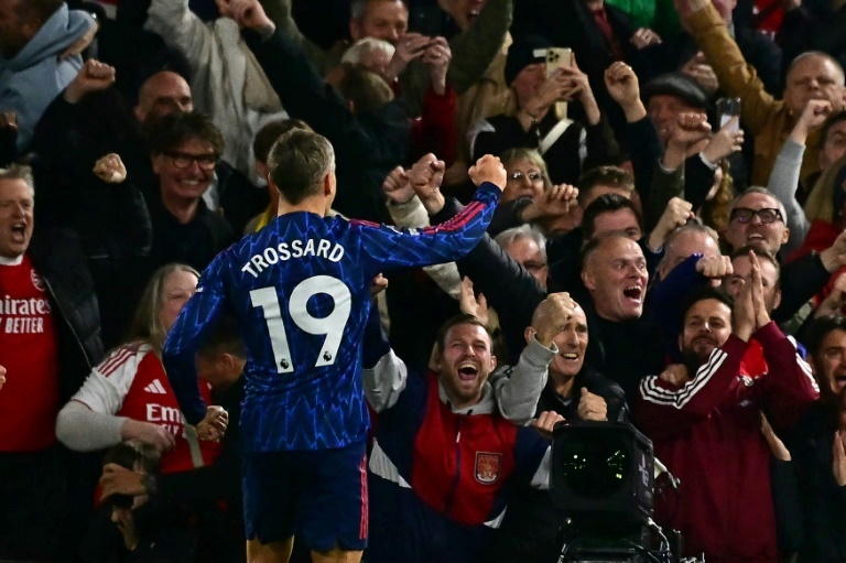Trossard regala la vetta all'Arsenal