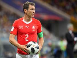 Lichtsteiner pourrait prendre la direction de la Bundesliga. AFP