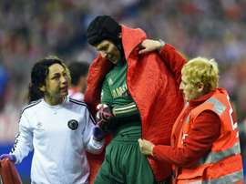 Chelseas Czech goalkeeper Petr Cech (C) leaves the pitch accompanied by team doctor Eva Carneiro after being injured during a match in Madrid on April 22, 2014
