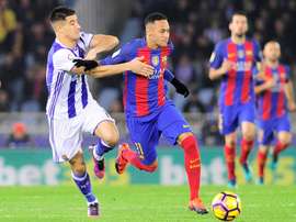 Yuri Berchiche à la lutte avec Neymar da Silva Santos Junior lors du match de Liga à Anoeta. AFP