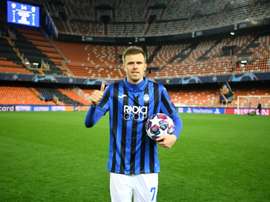 Ilicic doa a bola do seu poker aos trabalhadores da saúde de Bérgamo. AFP