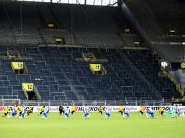 Les joueurs de Dortmund et du Hertha posent le genou à terre. afp