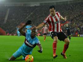 West Ham Uniteds striker Enner Valencia (L) vies with Southamptons defender Maya Yoshida during the English Premier League football match between Southampton and West Ham United in Southampton, England on February 6, 2016