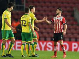 Ryan Bennett (3i) abandonará el Norwich cuando acabe la temporada. AFP/Archivo