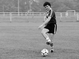Girondins de Bordeauxs goalkeeper Dominique Dropsy kicks the ball during a training session in Bordeaux on June 22, 1984