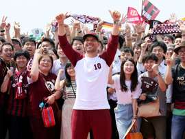 Pdolski ya espera a Iniesta. AFP