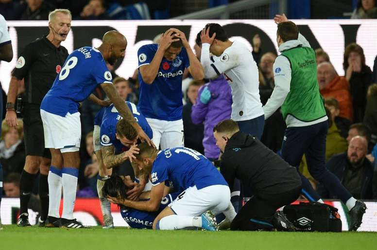 Gomes Suffers Horror Ankle Injury Devastated Son Sees Red As Everton Deny Tottenham Besoccer