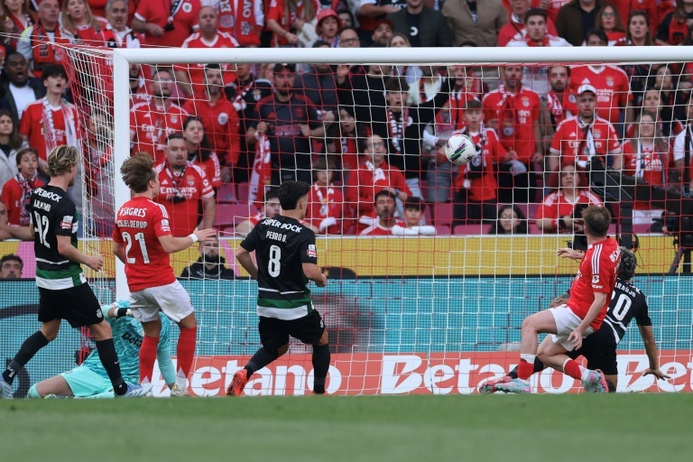 El Sporting sale de Da Luz con el título en su mano