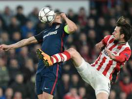Propper (derecha) fue una de las piezas clave del PSV la pasada temporada. AFP