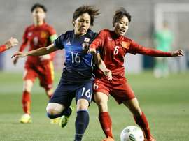 Japans Mana Iwabuchi (L) fights for the ball with Vietnams Bui Thuy An during a Rio 2016 Olympic Games Asia final qualifying tournament in Osaka, in March 2016