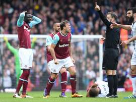 West Ham's Cheikhou Kouyate (L) being sent off by referee Mark Clattenburg. BeSoccer