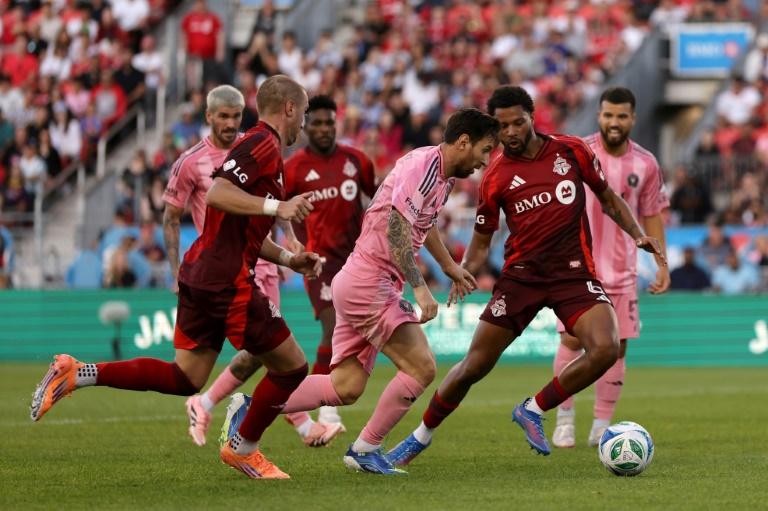 Sean Johnson pincha el globo del Inter Miami