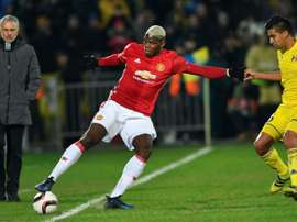 Paul Pogba observé par José Mourinho lors du match aller en Russie. AFP