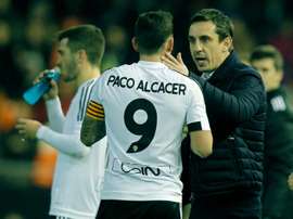 Valencias coach Gary Neville (R) speaks with forward Paco Alcacer during the Spanish Copa del Rey match against Las Palmas, in Valencia on January 21, 2016