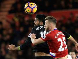 Chambers se quedará en el Arsenal. AFP