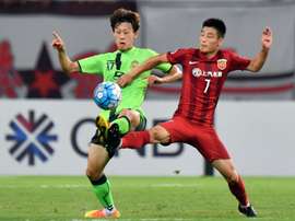 Wu Lei (R) of Chinas Shanghai SIPG fights for the ball with Lee Jae Sung of South Koreas Jeonbuk Hyundai Motors during their AFC Champions League quarter-final match, in Shanghai, on August 23, 2016