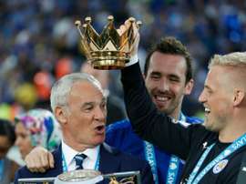 Claudio Ranieri (L) poses with defender Christian Fuchs (C) and keeper Kasper Schmeichel. BeSoccer