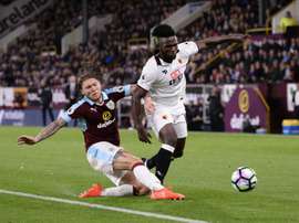 Watfords striker Isaac Success (R) takes on Burnleys midfielder Jeff Hendrick on September 26, 2016