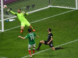 Peralta marcou o gol da vitória do México sobre a Nova Zelândia. AFP