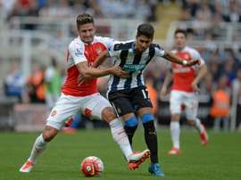 Arsenals French striker Olivier Giroud (left) vies with Newcastle Uniteds Spanish striker Ayoze Perez during their English Premier League match at St James Park in Newcastle-upon-Tyne on August 29, 2015