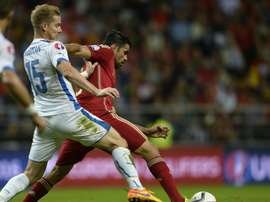 Le défenseur slovaque Tomas Hubocan à la lutte avec Diego Costa pendant l'Euro.