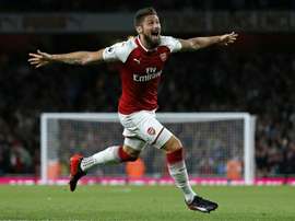 Giroud marcou o gol da vitória dos londrinos sobre o Leicester. AFP
