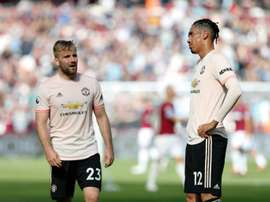 Smalling (d) cumple contrato con el United en junio de 2019. AFP