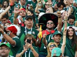 Los aficionados mexicanos arrojaron objetos durante el partido ante Suecia. AFP