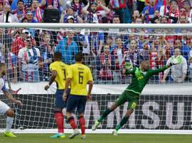 USAs Clint Dempsey (L) scores a header against Ecuador during their Copa America Centenario quarterfinal match, in Seattle, Washington, on June 16, 2016