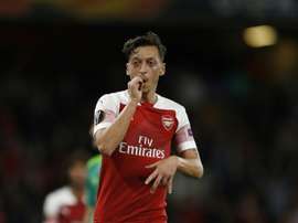Özil sentenció el partido tras el gol en propia meta de Cathcart. AFP