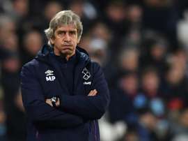 O Betis avança por Pellegrini e observa Gallardo. AFP