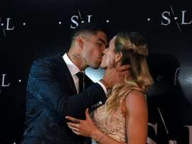 Barcelona's Suarez renews wedding vows, with Messi on guest list