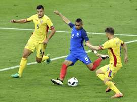 Frances Dimitri Payet (C) shoots to score past Romanias Ovidiu Hoban (L) and Mihai Pintilii during their Euro 2016 group A match